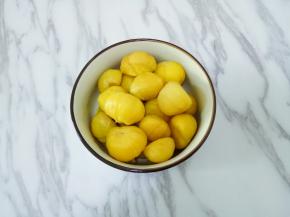 栗子用淡盐水浸泡并清洗干净，开水煮5分钟，放入冰水中，就很容易去皮了