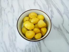 栗子用淡盐水浸泡并清洗干净，开水煮5分钟，放入冰水中，就很容易去皮了