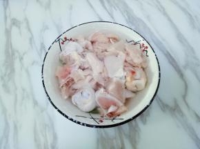 鸡腿切块放入碗中用清水水浸泡出血水