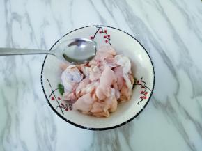 沥干水份，放入1勺料酒