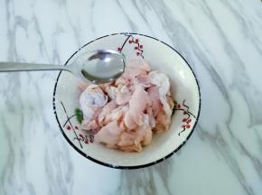 沥干水份，放入1勺料酒