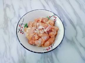 用手抓均匀腌制半小时