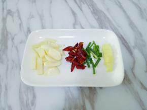 蒜切厚片，葱切段，姜切片，干红辣椒切段