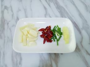 蒜切厚片，葱切段，姜切片，干红辣椒切段