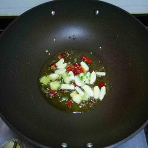 炒锅中但是适量油烧热，放入花椒、姜、蒜、干红辣椒煸炒