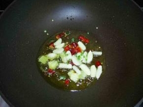 炒锅中但是适量油烧热，放入花椒、姜、蒜、干红辣椒煸炒