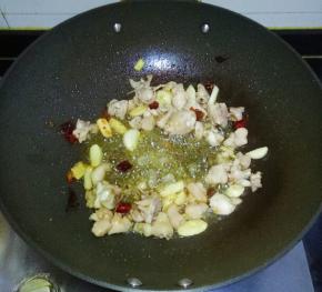 加入冰糖翻炒至尽快微黄