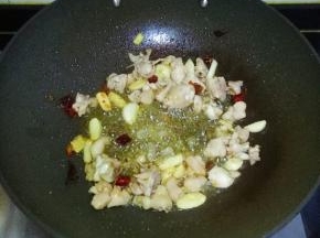 加入冰糖翻炒至尽快微黄