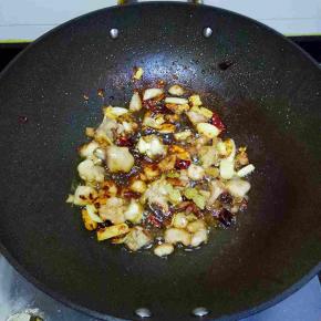 加入老抽1勺翻炒均匀