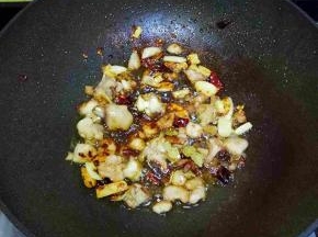 加入老抽1勺翻炒均匀