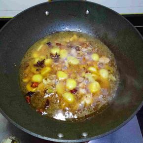 加入适量热水，，没过食材即可