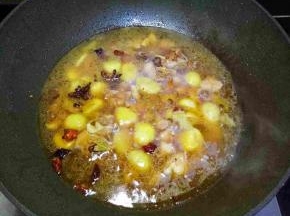 加入适量热水，，没过食材即可