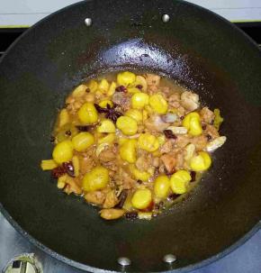 大火煮开，转中小火焖至20分钟，至汤汁收干（这里我留了点汤，家里喜欢用汤来泡饭吃）