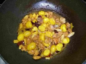 大火煮开，转中小火焖至20分钟，至汤汁收干（这里我留了点汤，家里喜欢用汤来泡饭吃）