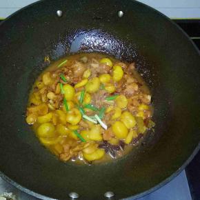 放入葱段翻炒均匀即可