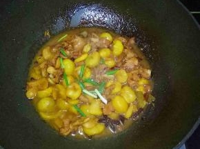 放入葱段翻炒均匀即可