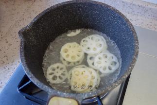 烧开水加入藕片煮一下