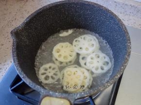 烧开水加入藕片煮一下