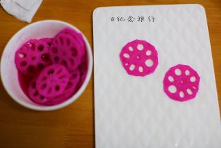 将火龙果汁加适量冷开水、一勺白醋、一勺蜂蜜 放入藕片在冰箱里浸泡2小时