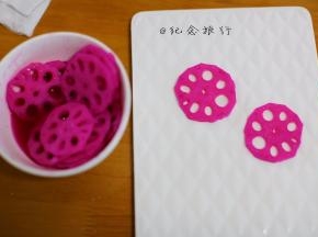 将火龙果汁加适量冷开水、一勺白醋、一勺蜂蜜 放入藕片在冰箱里浸泡2小时