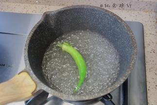 提前将秋葵放开水里加一点食用油煮一下
