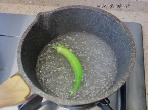 提前将秋葵放开水里加一点食用油煮一下