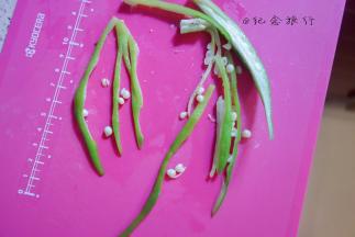 将秋葵切成一条条的备用