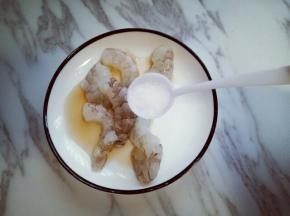 虾去虾头，去皮，去虾线，放在容器里，加入一勺料酒，半勺盐，用手抓拌均匀，腌制10分钟。