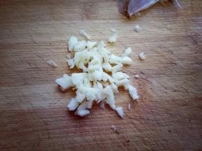 蒜瓣去皮后切碎。