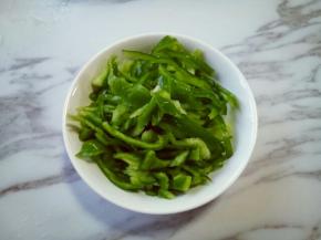 青椒洗干净，去根，去籽，切丝。