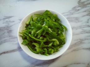 青椒洗干净，去根，去籽，切丝。