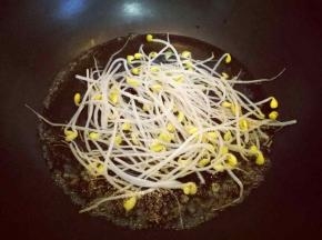 豆芽焯水，锅中加入水烧开，下去洗干净的豆芽焯水2分钟，捞出淋干水份备用，