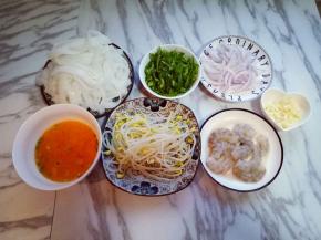 所有食材全部准备好了，河粉用冷水冲洗，淋干水份。