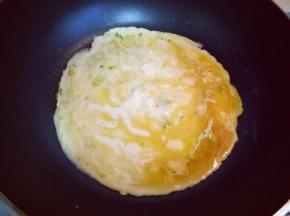 锅中加食用油，烧热，倒入蛋液，小火煎鸡蛋饼。