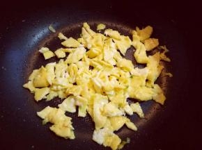 待蛋液凝固，切碎盛出备用。