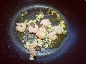 加入腌制好的虾仁小火煸炒。