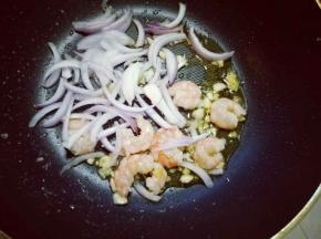 再加入切好的洋葱丝。