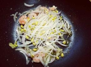 再加入焯水的豆芽翻炒。