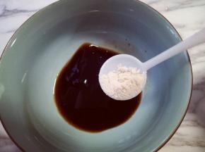 做调料汁: 将耗油，生抽，老抽，盐，糖，积分全部放在碗里，调试好备用。