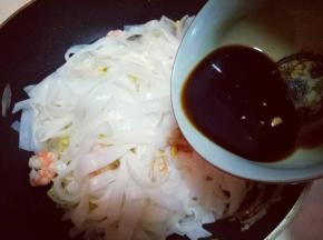 再将调试好的调料汁倒入锅中，小火翻炒均匀。