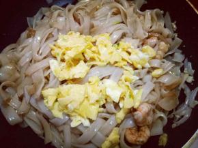 再加入煎好的鸡蛋。
