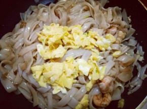 再加入煎好的鸡蛋。