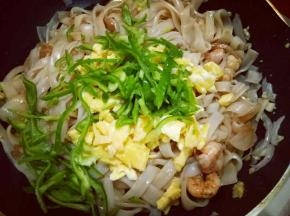 加入切好的青椒丝。