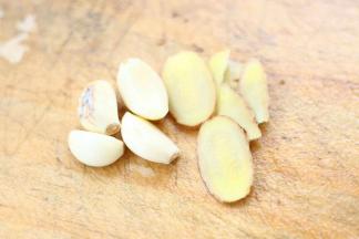 姜蒜适当弄好。