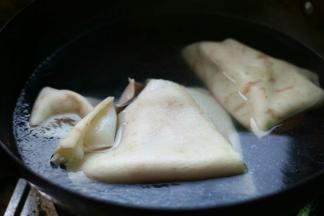 冷水入锅，将肉皮放入焯烫。