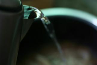 将所有黄豆，香料加入锅内，加水。