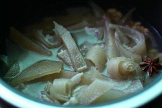 加入肉皮继续煮。