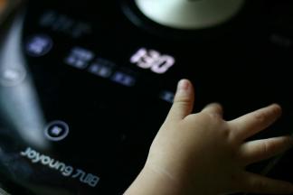 放入锅内，订好时间就可以等待了。最好煮两小时以上。