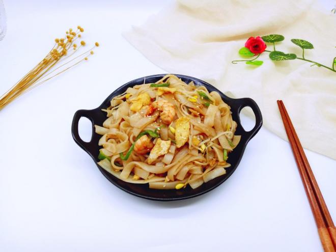 虾仁鸡蛋炒河粉