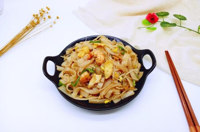 虾仁鸡蛋炒河粉